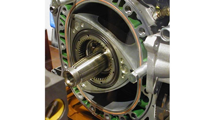 Der deutsche Ingenieur Felix Heinrich Wankel bekam 1933 ein Patent für seinen Drehkolbenmotor "DKM32", den Vorläufer des Wankelmotors. Die neuartige Bauform machte den Motor leiser und vibrationsarmer.