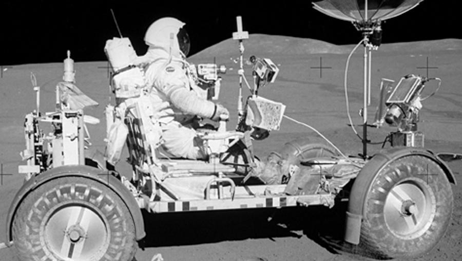 1971 war das Auto reif fürs All: Bei der Apollo-15-Mission kam auf dem Mond erstmals ein spezielles Mondmobil zum Einsatz. Das "Lunar Roving Vehicle" machte beim Fahren wegen der geringen Anziehungskraft teils meterhohe Sprünge.