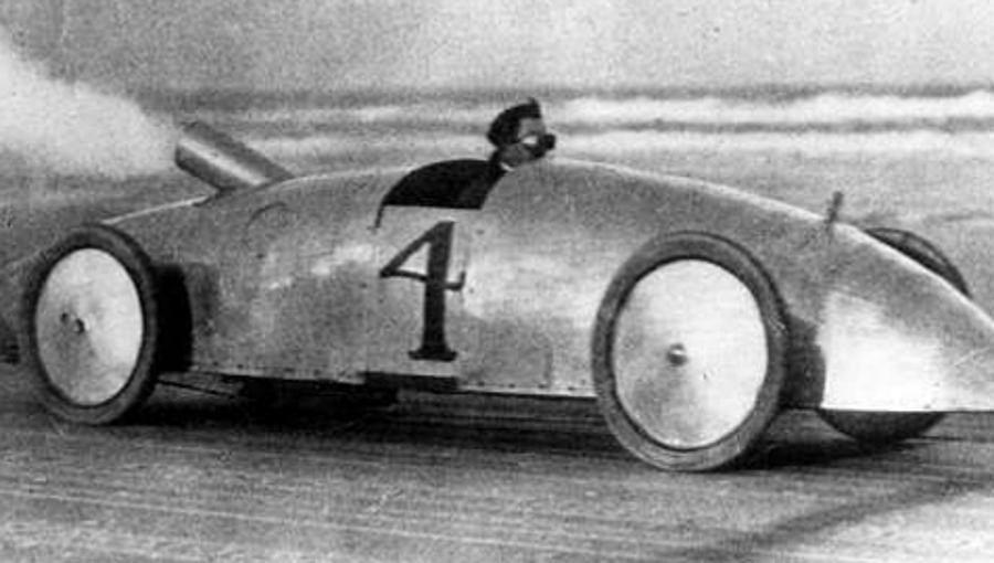 1906 stellte der "Stanley Steamer" einen neuen Geschwindigkeitsrekord auf. Das Auto fuhr schon damals unglaubliche 205 km/h - unglaublich auch deshalb, weil unter der Haube eine Dampfmaschine arbeitete.