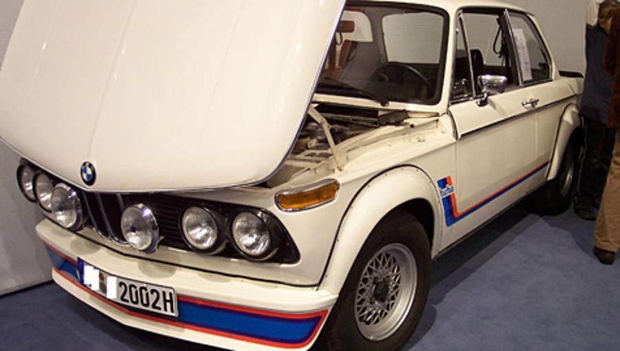 Ab den 1960er Jahre macht der "Turbolader" Serienfahrzeugen Beine. Anfangs hauptsächlich in US-Fahrzeugen zu finden, kam er 1973 im "BMW 2002 Turbo" auch in Deutschland auf den Markt.