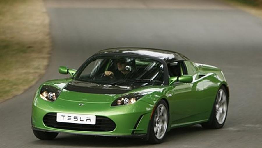 Seit 2008 macht die US-Firma Tesla mit dem Strickpullover-Öko-Image des Elektroautos schluss. Der "Tesla Roadster" besitzt einen 250-PS-Elektromotor der von 7000 Akku-Packs gespeist wird und das Auto auf bis zu 200 km/h beschleunigt.