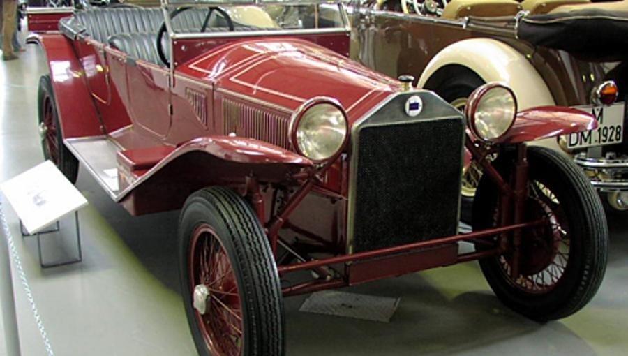 Der "Lancia Lambda" von 1922 war das erste Auto mit selbsttragender Karosserie. Diese leichte und gleichzeitig kostengünstige Bauweise hat sich seitdem als Standard durchgesetzt.