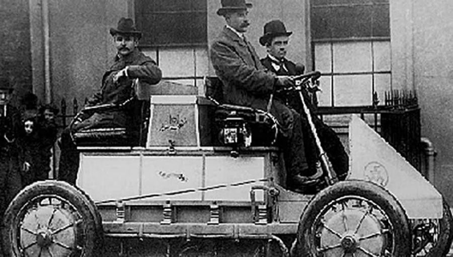 Eine weitere Pionierleistung dieser Art war die Entwicklung des ersten Dieselmotors durch Rudolf Diesel (1858-1913). Dieser meldete sein Patent für ein "Arbeitsverfahren und Ausführungsart für Verbrennungsmaschinen" im Jahr 1893 an.
