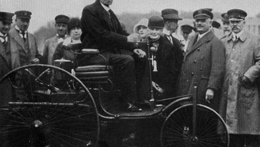 Als Geburtsstunde des Autos wird jedoch die Patentierung des Motorwagens von Carls Benz (1844-1929) am 29. Januar 1886 gesehen. Das "Triciclette" wurde durch einen Vorläufer der noch heute gebräuchlichen Ottomotoren angetrieben.