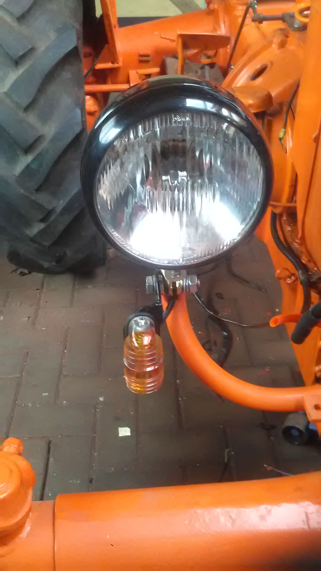 Blinker vom hinteren Kotflügel nach vorne verlegt....