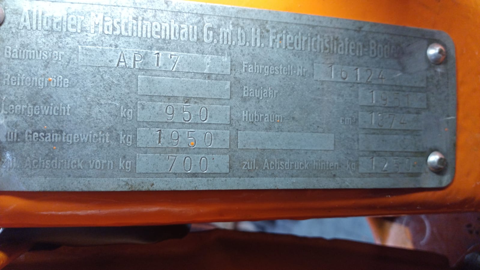 Restauriertes Typenschild