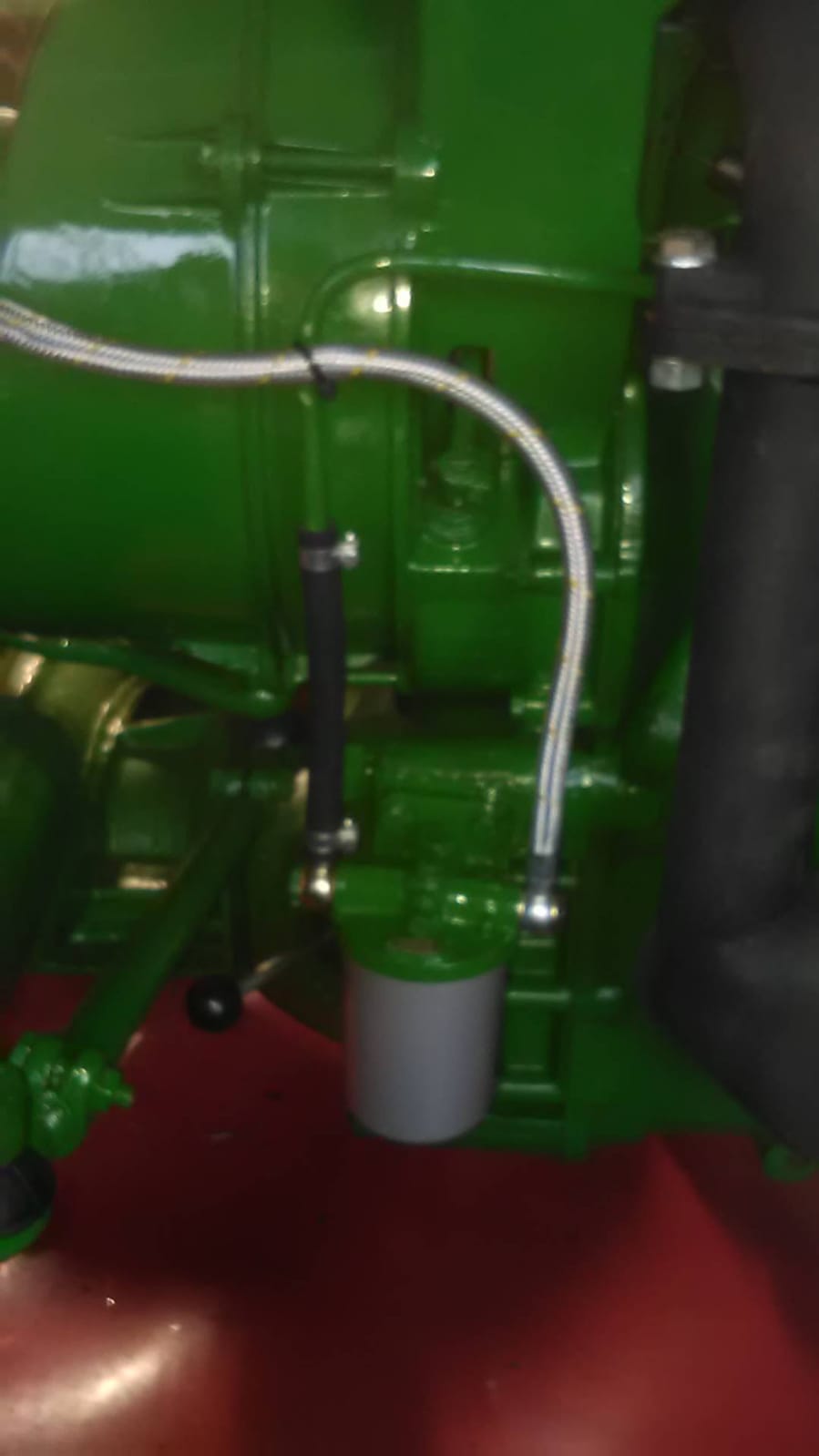 Der Tank wurde überhaupt nicht beachtet, Farbe drauf und fertig. Wie ich schon berichtet habe, im Tank alles rostet und dreckig, und die Aufnahme für den Dieselfilter war nicht mehr vorhanden, deshalb habe ich einen Dieselfilter extern montiert.
