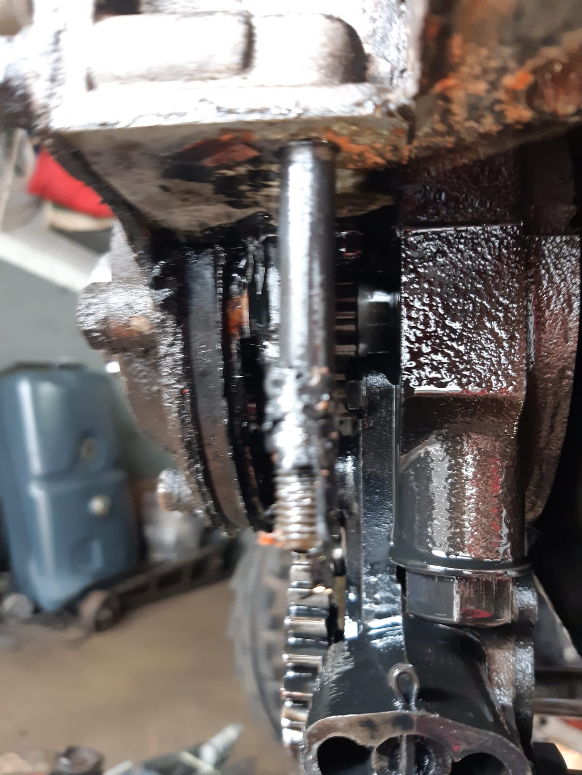 Beschädigte Stehbolzen müssen ausgetauscht werden.