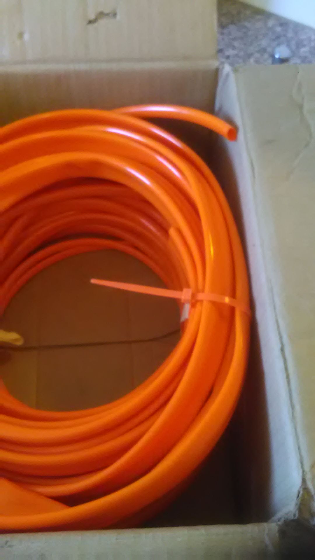 Die Verlegung kann beginnen, orangefarbige Schläuche angekommen.