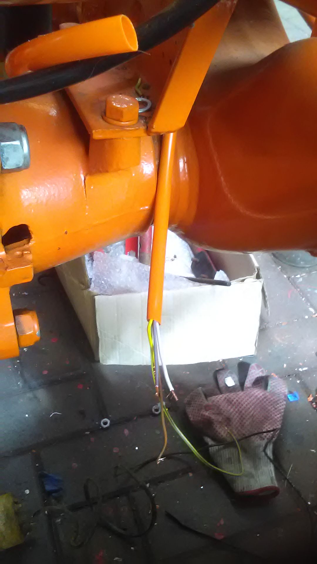 Die ersten orangefarbigen Schutzschläuche verarbeitet.