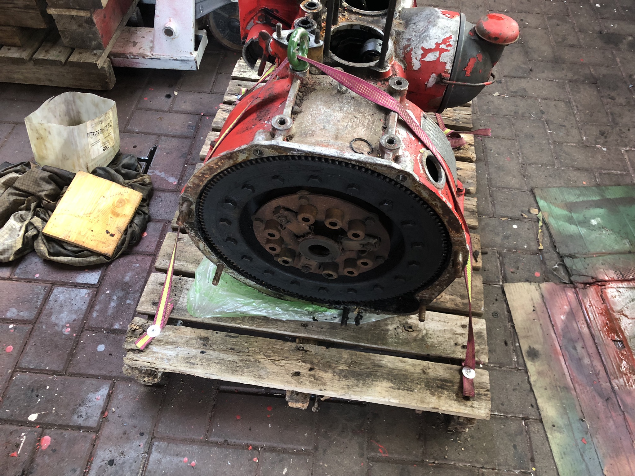 Motor verpackt und ab zum Motor-Instandsetzer.
