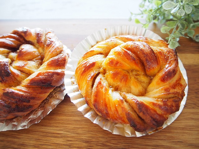 カルダモンロール（６個）：スウェーデンでとっても人気の菓子パン。シナモンロールのシナモンをカルダモンにしたイメージです。独特の香り・風味とやさしい甘さが絶品の大人のパンです。