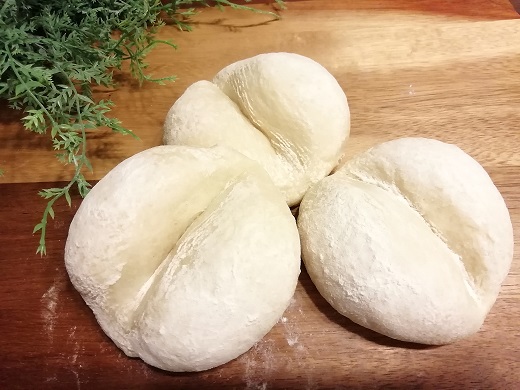 ハイジの白パン（６個）：ハイジが憧れたふわふわの白いパン。「白いパン」に仕上げるポイントをお教えします。