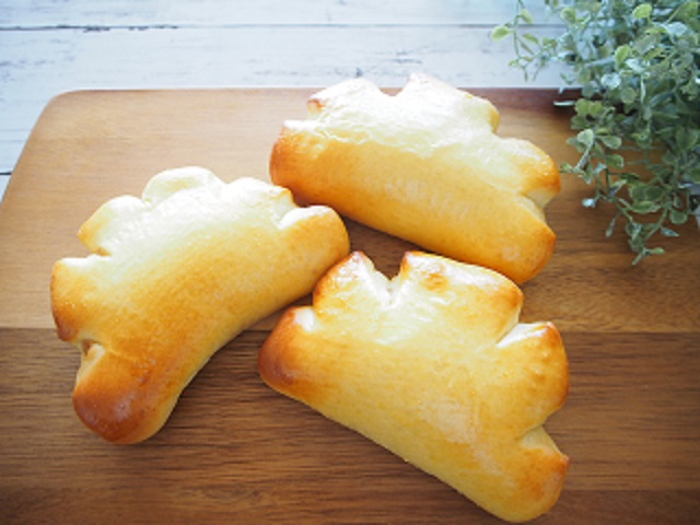 昔ながらのクリームパン（６個）：シンプルな材料で作った正統派の"THE クリームパン"！数あるクリームパンの中でも、子供とパパから絶大な人気です。