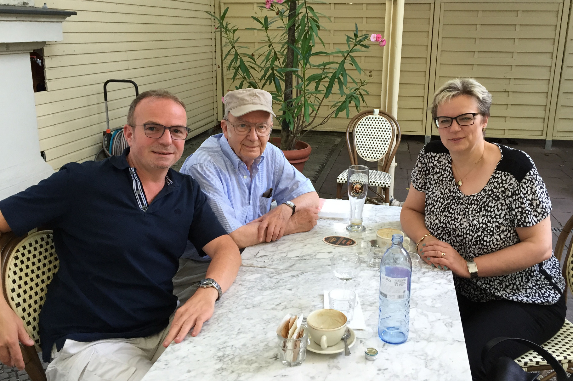 Zwischen Wolfgang Raab und Frau Elke Brandt beim Plauder-Nachmittag - Berlin 2015