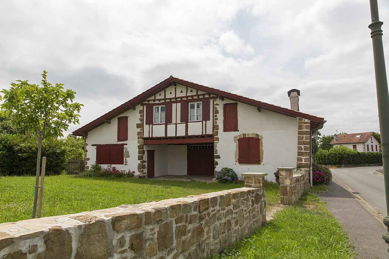 Maison basque traditionnelle à colombages rouges et blancs (maison labourdine)
