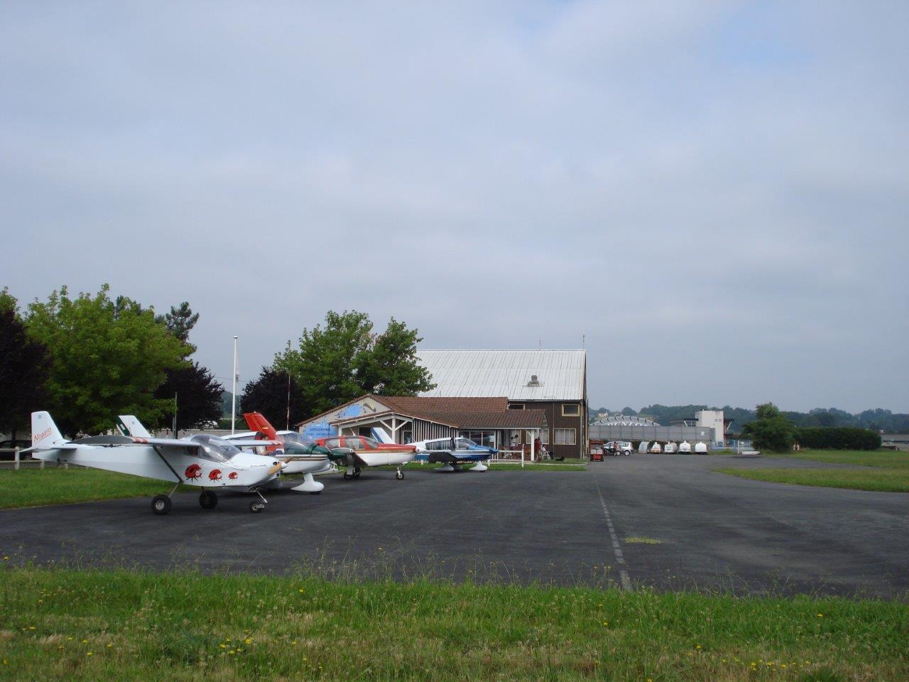 Au parking à Nogaro (LFCN)