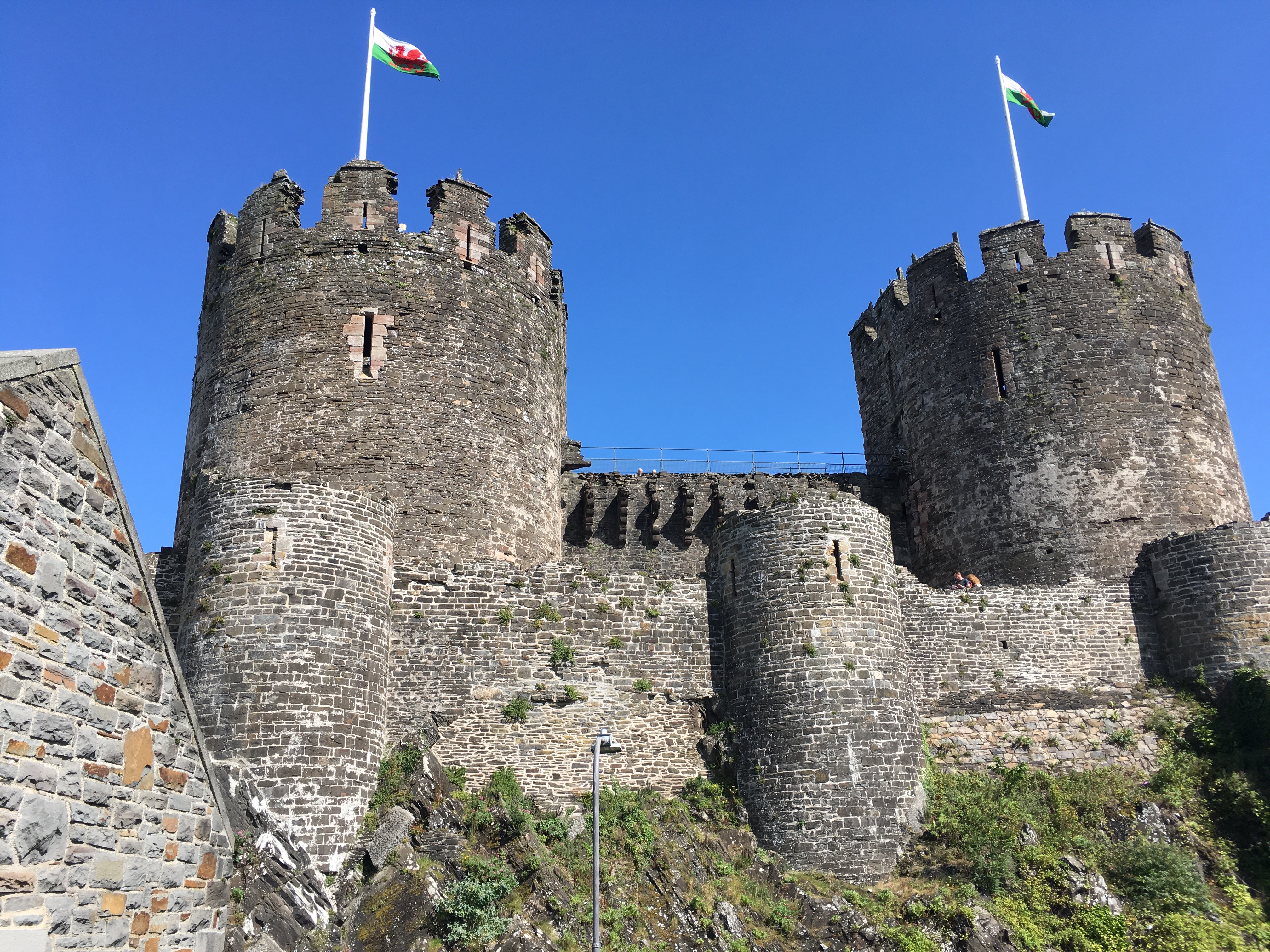 Conwy castle: Once painted white it is the first one, which allowed the architect to consider aesthetic aspects.