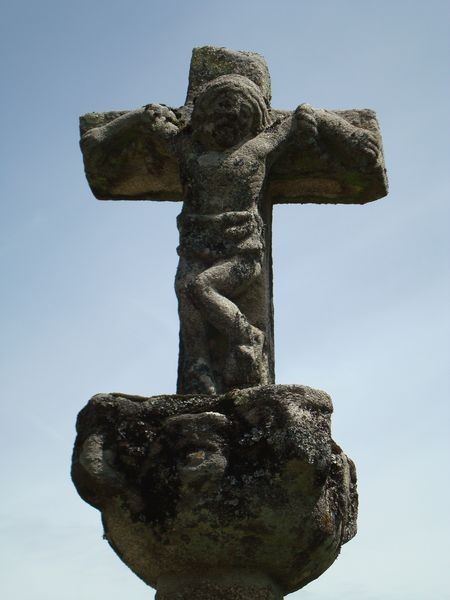 Detalle Cruceiro dcho,  en Iglesia parroquial de Bueu