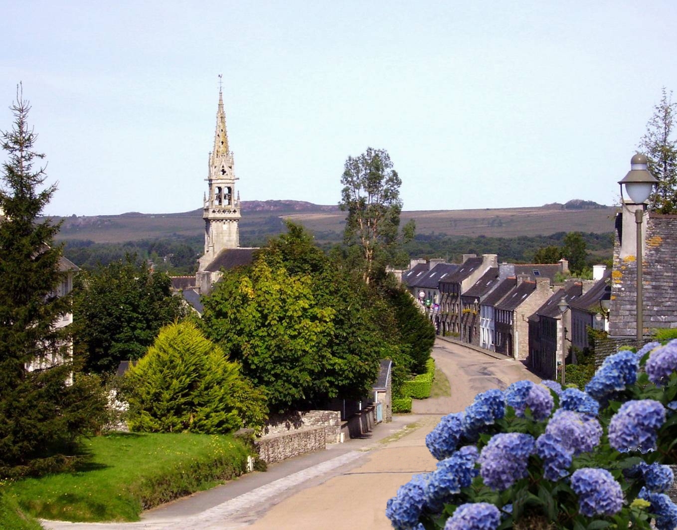 La Feuillée vue sur l'église Saint Jean Baptiste