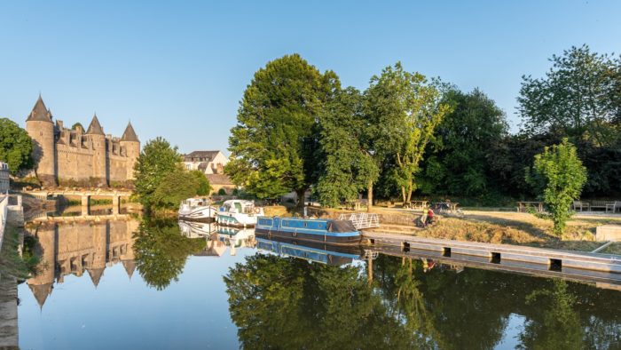 Le château de Josselin surplombant le canal (56) - Crédit : Emmanuel Berthier CRTB