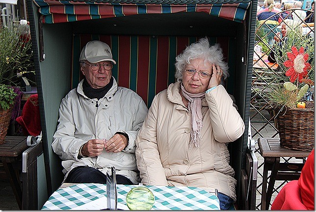 Oma und Opa pausieren im Strandkorb