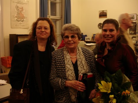 Vorstellung des Schwarzkopf-Buches in der Gesellschaft für Musik Wien (2007) mit der Fotografin Lillian Fayer (Mitte) und der Sängerin Ute Ziemer