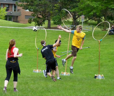 Jóvenes practicando quidditch