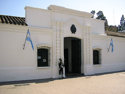 Cliquea la casita para ir al sitio por información sobre la independencia.