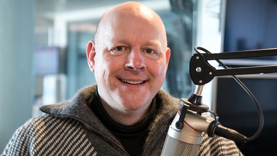 Während eines Radio-Interviews für NDR 1 Welle Nord (11. März 2016, Foto: NDR)