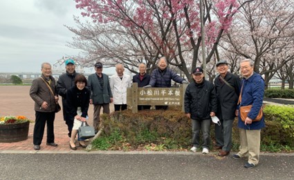 参加者11名:左より、柴田弘之、会田八郎、藤井千恵子(旧姓:森田)、大野裕朗、西谷征爾(旧姓:小川)、中野雄次、秋葉勝也、白嵜庄二郎、𠮷野肇一、(小倉紘一は食事会場から参加)
