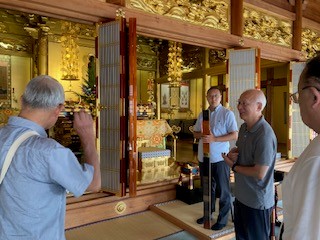 徳本寺本堂(白尾住職とご子息)