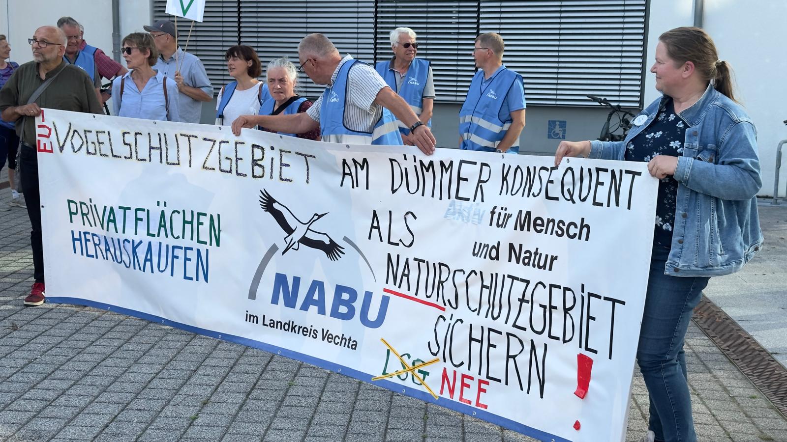 Demonstration für Naturschutzgebiets-ausweisung statt eines Landschaftsschutz-gebiets Westliche Dümmerniederung in VEC