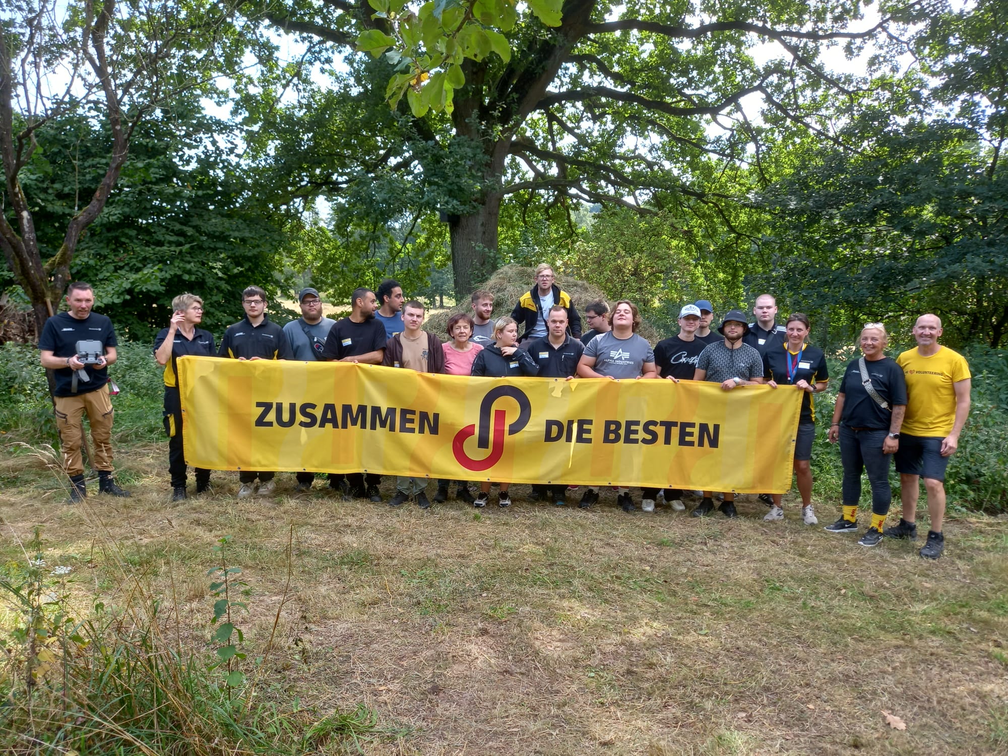 Azubis der Deutschen Post setzen ihr Engagement 2025 auf der Naturerlebniswiese fort