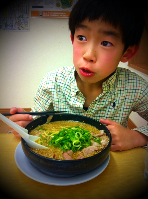 「お肉おいしい♪」らしいですｗ　ちなみに哲平が食べたのは味噌チャーシューです。　で一番美味しかったのは餃子だったらしいですけどねｗ　＊定員さんの作り笑顔がしんどかったですけど、またアリなお味でしたｗ　　＊＊この日奥さんは飲み会でした、。