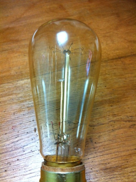 エジソンが発明した電球のレプリカです。　お店に雰囲気でればと思って、、、、
