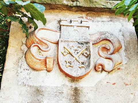 Wappen an der Mauer vom Schloss