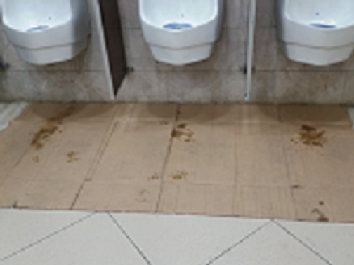 En ésta ocasión, se está utilizando cartón corrugado para proteger el piso. Como se puede apreciar, al mojarse o humedecerse tiende a romperse y por consiguiente no se podría reutilizar.