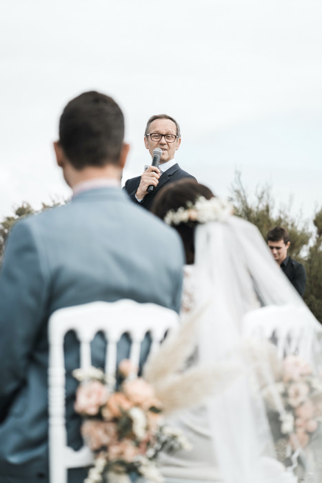 officiant de cérémonie laïque lors d'un mariage laïc en Bretagne