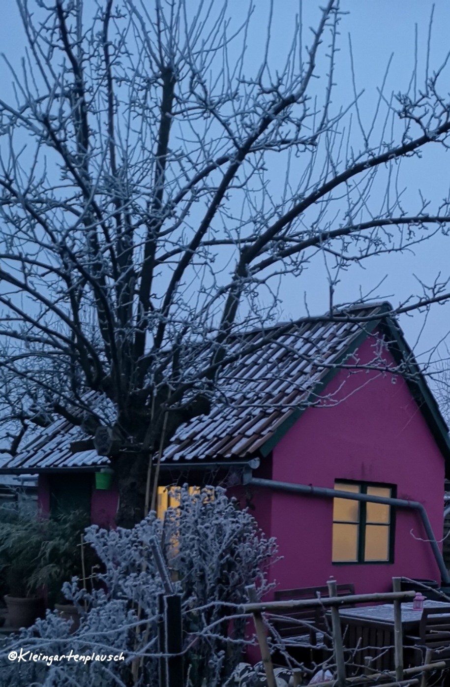 Die Campingleuchte schafft heimeliges Licht.