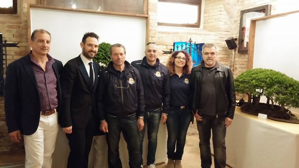 In conclusione la foto di rito di alcuni associati con le autorità.