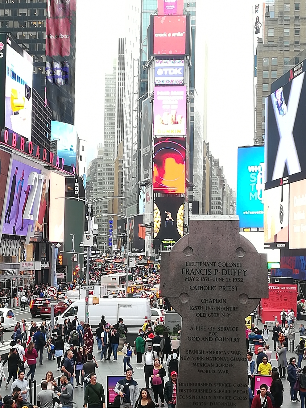 Die Statue eines katholischen Priesters mitten auf dem Times Square (hier nur die Rückseite mit der Inschrift)