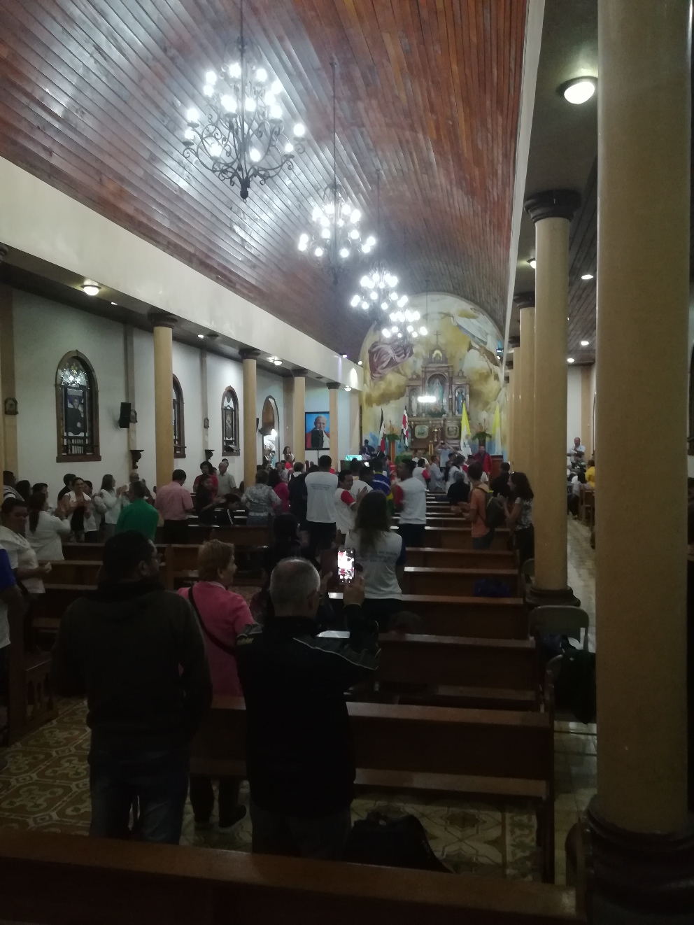 Leere Kirchenbänke gibt es auch in Costa Rica, aber nur weil die meisten nach der Messe eine Polonaise durch die Kirche gemacht haben und so nicht auf dem Bild sind
