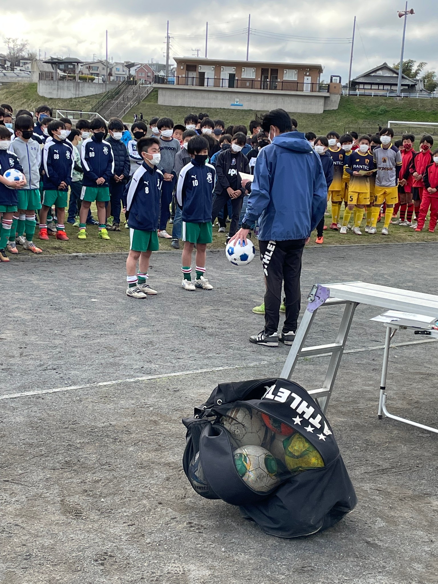 送料無料 お U18日本代表着用 トレーニングトップ グレー あかるい ウェア