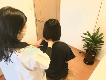 患者さんの首に実際に施術を始めた時の写真