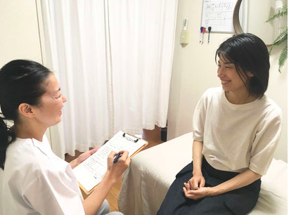 患者さんに問診しているときの写真