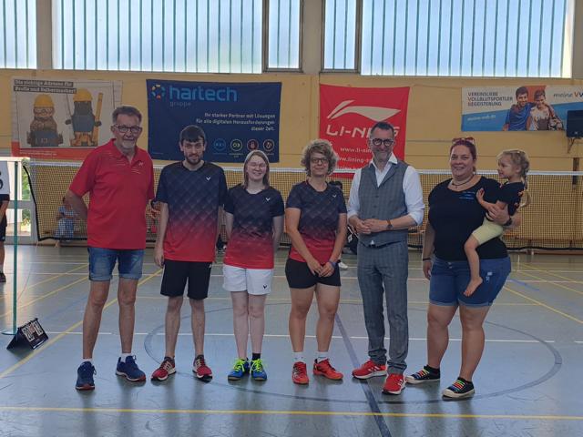 TV 08 Vorstand & Badmintonabteilung mit Schirmherr, Herr Minister Reinhold Jost
