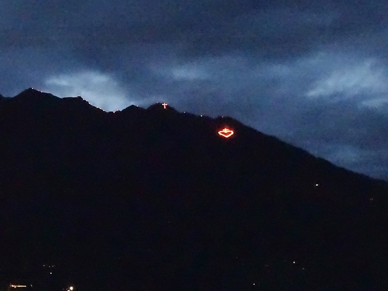 In Kartitsch Leuchten Zum Herz Jesu Fest Die Berggipfel Osttirol