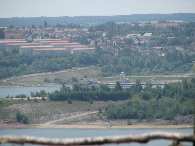 Blick von der Hochhalde Klobikau auf die Stadt Mücheln und deren zukünftigen Hafen, die Marina