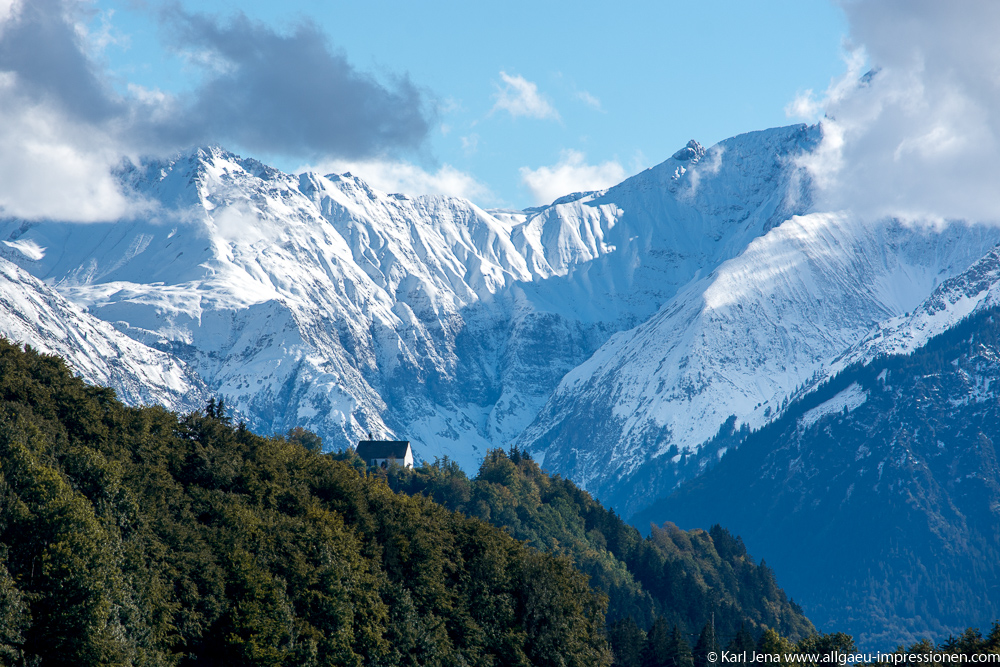 Kirche der Schöllanger Burg mit Allgäuer Alpen im Hintergrund